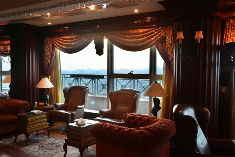Smoky night at the Candles Lounge - Hilton Beirut Metropolitan Palace